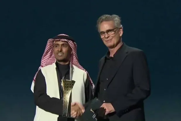 الزميل&nbsp;عبد الهادي حبتور لدى تتويجه بجائزة «الحوار الصحافي» الأربعاء (الشرق الأوسط)