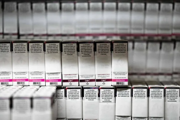 عبوات سائل إلكتروني للسجائر الإلكترونية في مصنع فو في باريس 3 فبراير 2026 (أ.ف.ب) 