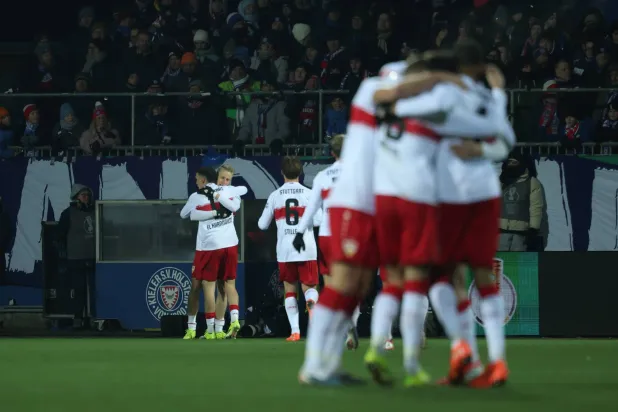 يحتفل لاعب شتوتغارت كريس فيهريش بتسجيل الهدف الثاني لفريقه (د.ب.أ).