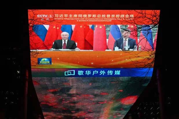 الرئيس الروسي ونظيره الصيني شي جينبينغ خلال مكالمة عبر تقنية الفيديو