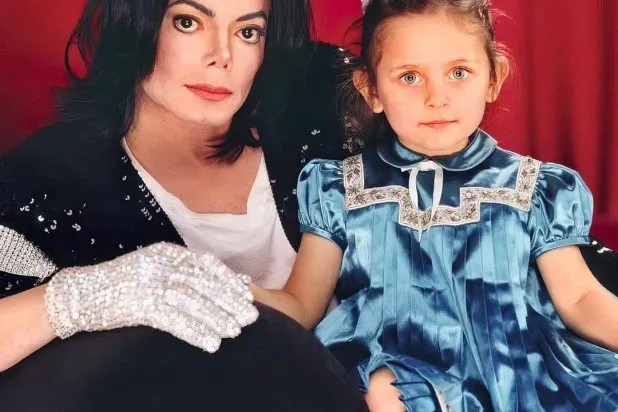 الفنان الراحل مايكل جاكسون وابنته باريس (فيسبوك)