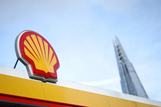 شعار «شل» على إحدى محطات الوقود في لندن (أ.ف.ب)