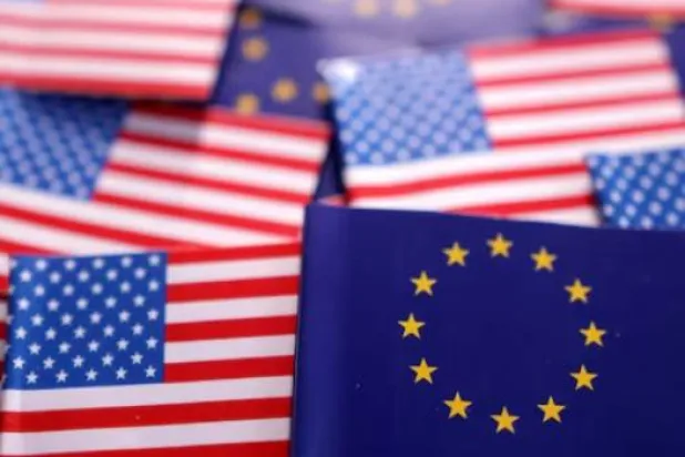 يظهر علما الولايات المتحدة والاتحاد الأوروبي في هذا الرسم التوضيحي (رويترز)