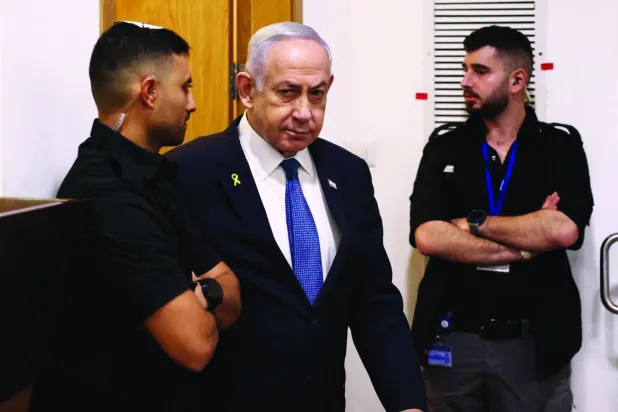 نتنياهو داخل المحكمة للإدلاء بإفادته بخصوص تُهم فساد موجهة إليه في ديسمبر 2024 (رويترز)