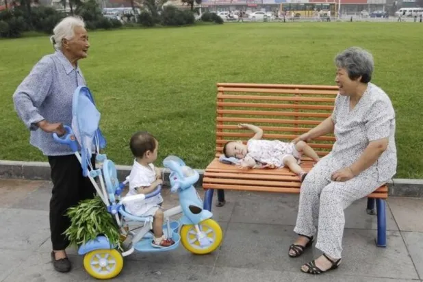 سجّل الأجداد الذين شاركوا في أي نوع من أنشطة رعاية الأحفاد نتائج أعلى في اختبارات الذاكرة واللغة (أرشيفية-رويترز)