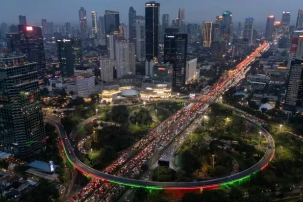 صورة جوية من طائرة دون طيار تظهر حركة المرور خلال ساعات الذروة المسائية بمنطقة الأعمال في جاكرتا (رويترز)