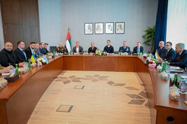 أعضاء الوفود الأميركية والروسية والأوكرانية في الجولة الثانية من المحادثات الثلاثية بأبوظبي (رويترز)