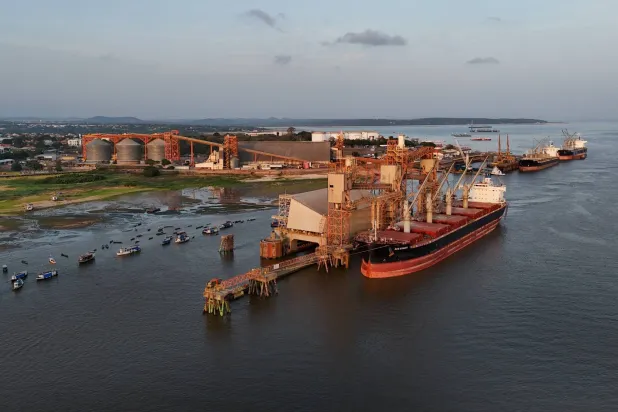 محطة لشحن فول الصويا والحبوب بحرياً في مدينة سانتاريم البرازيلية (رويترز)