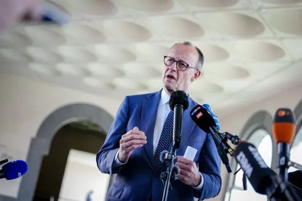 Almanya Şansölyesi Friedrich Merz bugün Doha’da Katar Emiri Şeyh Temim bin Hamad Al Sani ile yaptığı görüşmenin ardından basın mensuplarına açıklamalarda bulundu. (DPA)