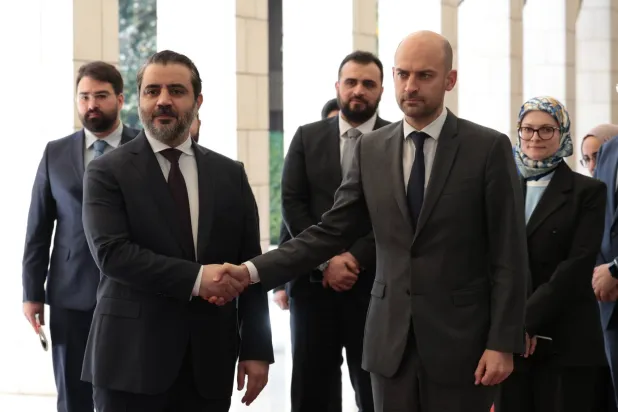 وزير الخارجية السوري أسعد الشيباني اليوم مع نظيره الفرنسي جان نويل بارو في دمشق (إ.ب.أ)