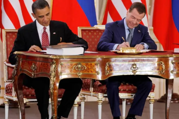الرئيس الأميركي السابق باراك أوباما (يسار) ونظيره الروسي آنذاك ميدفيديف يوقّعان معاهدة «نيوستارت» في براغ عام 2010 (أرشيفية - رويترز)