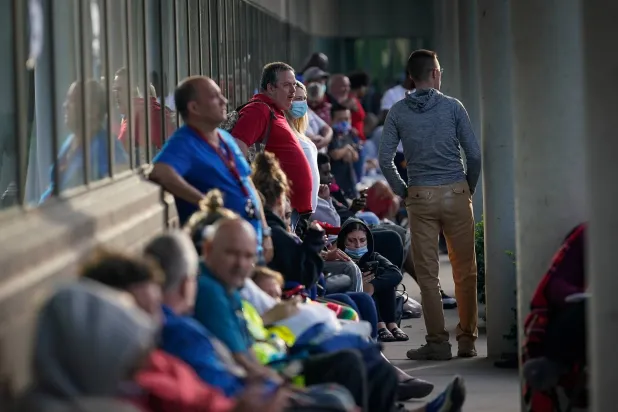 اصطفاف المتقدمين للحصول على إعانات البطالة خارج مركز التوظيف في كنتاكي (رويترز)