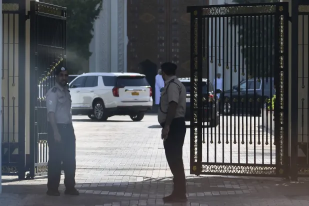 ABD’nin Ortadoğu Özel Temsilcisi Steve Witkoff’un konvoyu, Maskat’taki görüşmelerin yapıldığı merkezde (AP)