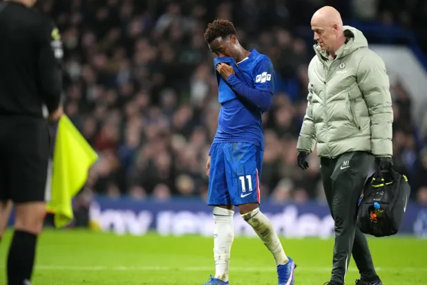 Chelsea's Jamie Gittens walks off the pitch after getting injured during the English Premier League soccer match between Chelsea and West Ham United in London, Saturday, Jan. 31, 2026. (AP Photo/Alastair Grant) (ASSOCIATED PRESS)
