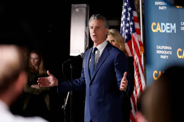 حاكم كاليفورنيا غافين نيوسوم (رويترز)