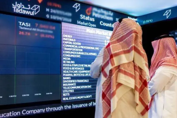متداولان في السوق المالية السعودية (رويترز)