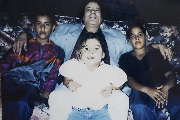 صورة أرشيفية للرئيس الراحل مع بعض أفراد عائلته (الشرق الأوسط)