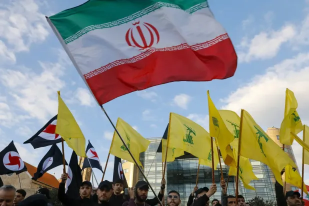  Hizbullah destekçileri, Beyrut şehir merkezindeki Birleşmiş Milletler Batı Asya Ekonomik ve Sosyal Komisyonu (ESCWA) binası önünde Hizbullah tarafından düzenlenen gösteride Hizbullah ve İran bayrakları salladı, 4 Şubat 2026. (EPA)