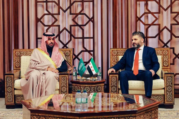 الأمير بدر بن عبد الله بن فرحان لدى لقائه الوزير محمد ياسين صالح في دمشق الخميس (الإخبارية السعودية) 