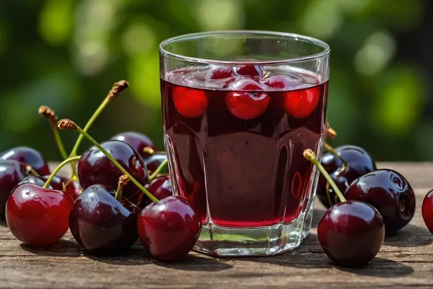 تشمل فوائد عصير الكرز تحسين النوم وتخفيف آلام العضلات (بيكسباي)