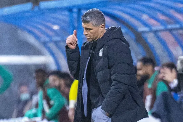 البرتغالي بيدرو إيمانويل مدرب فريق الفيحاء (تصوير: سعد الدوسري)