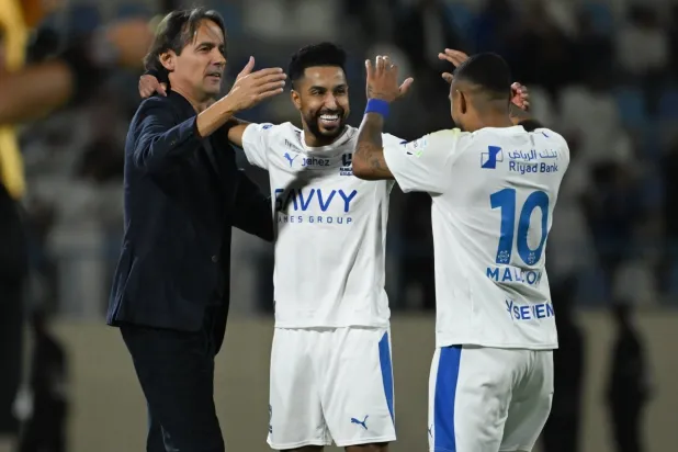 إنزاغي يحتفل رفقة لاعبي الهلال (تصوير: علي خمج)