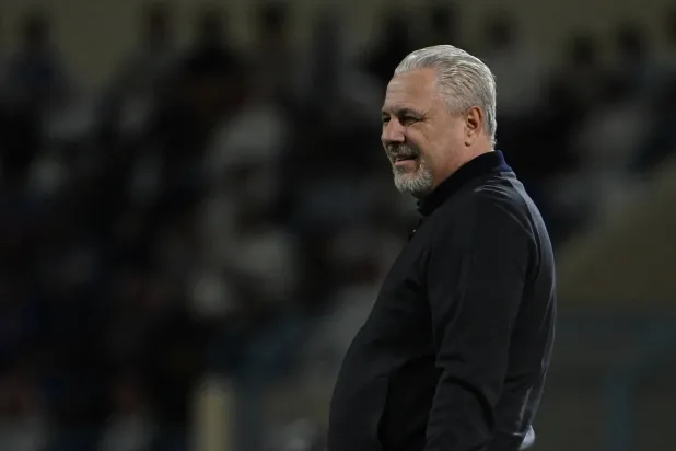 الروماني ماريوس سوموديكا المدير الفني للأخدود (تصوير: علي خمج) 