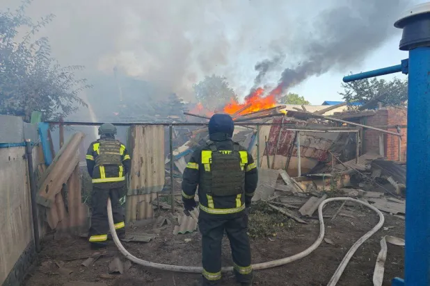 أرشيفية لرجال إطفاء يعملون خارج مبان اشتعلت فيها النيران جراء القصف في بيلغورود (رويترز)