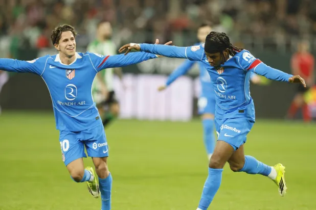 Atletico Madrid's Ademola Lookman (R) celebrates scoring the 0-3 goal during the Copa del Rey quarter-final soccer match between Real Betis and Atletico Madrid, in Seville, Spain, 05 February 2026.  EPA/Jose Manuel Vidal
