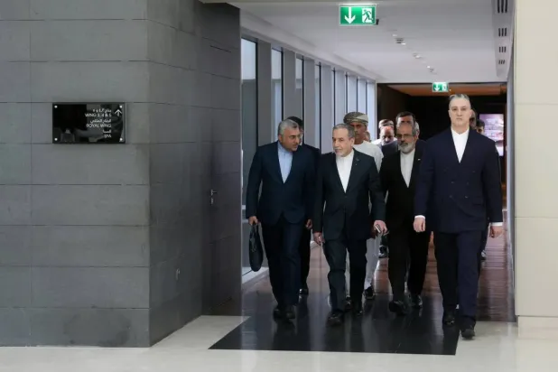 İran müzakere heyetinin başkanı Abbas Arakçi’nin ABD Temsilcisi Steve Witkoff ile yapılacak görüşmeler için Maskat’taki müzakere merkezine gelişi, (İran Dışişleri Bakanlığı)