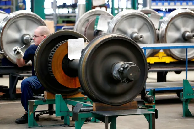 عامل في مصنع صيانة شركة السكك الحديد الألمانية «دويتشه بان» في شوني وايده ببرلين (رويترز)