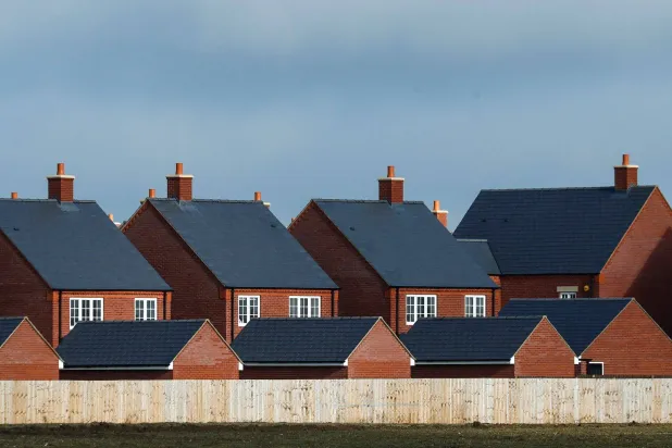 منازل سكنية جديدة في مشروع إسكان بمدينة آيلزبري (رويترز)