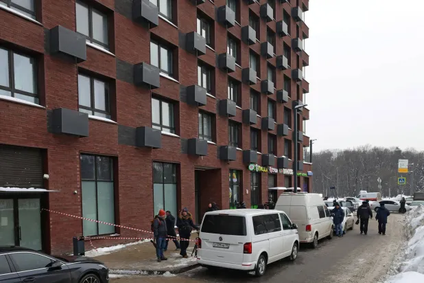 ضباط إنفاذ القانون وصحافيون خارج المبنى السكني الذي شهد محاولة اغتيال الجنرال الروسي فلاديمير أليكسيف في موسكو، روسيا 6 فبراير 2026 (رويترز)
