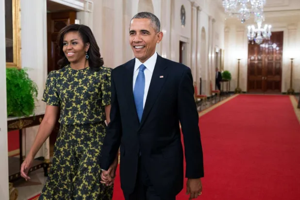 الرئيس الأميركي آنذاك باراك أوباما والسيدة الأولى حينها ميشيل أوباما يصلان لحضور حفل في القاعة الشرقية بالبيت الأبيض 24 نوفمبر 2015 (أ.ب)
