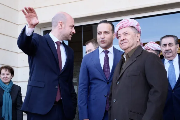 زعيم الحزب «الديمقراطي الكردستاني» مسعود بارزاني خلال استقباله وزير الخارجية الفرنسي جان نويل بارو في أربيل (الخارجية الفرنسية)