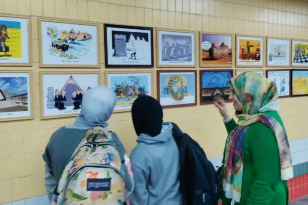 معرض الكاريكاتير جذب ركاب مترو القاهرة (الجمعية المصرية للكاريكاتير)