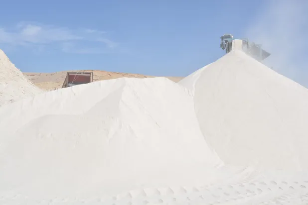 تمتلك مصر احتياطياً ضخماً من الرمال البيضاء يقدر بـ20 مليار طن (مجلس الوزراء المصري)