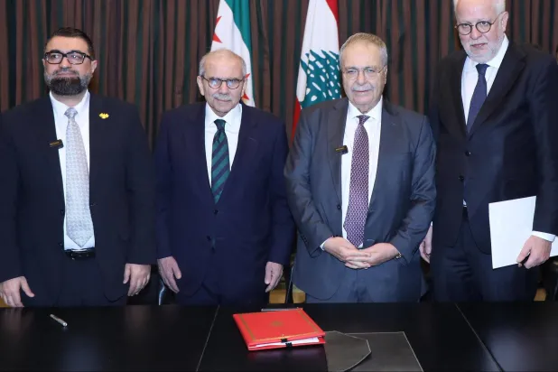 رئيس الحكومة اللبنانية نواف سلام ونائب رئيس الحكومة طارق متري ووزيرا العدل اللبناني عادل نصار والسوري مظهر اللويس إثر توقيع اتفاقية نقل السجناء من لبنان إلى سوريا (رئاسة الحكومة)