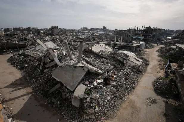 لقطة تُظهر أنقاض المباني التي دُمرت خلال الحرب في شمال قطاع غزة (رويترز)