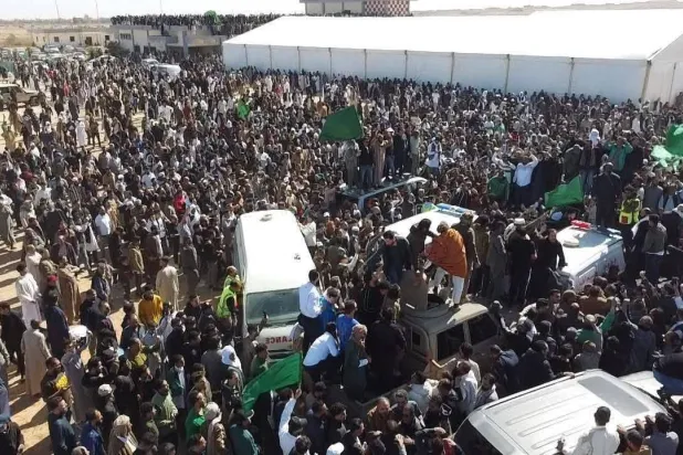 جموع من المشيّعين يطوّقون سيارة الإسعاف التي تحمل جثمان سيف القذافي في مطار بني وليد (صفحات مؤيدة لسيف)