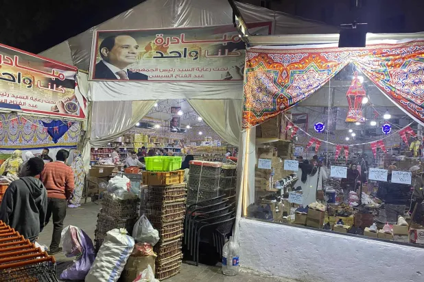 تخفيضات على أسعار السلع داخل إحدى مبادرات «كلنا واحد» لخفض الأسعار بمنطقة الدقي (الشرق الأوسط)