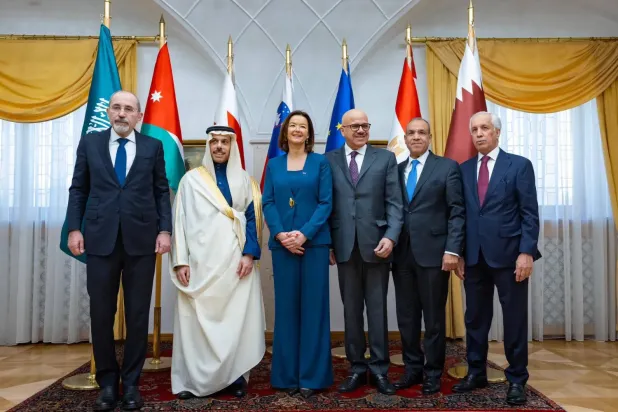 Slovenya'nın Ljubljana kentinde dün düzenlenen genişletilmiş görüşmelere katılan bakanların toplu fotoğrafı (Suudi Arabistan Dışişleri Bakanlığı)