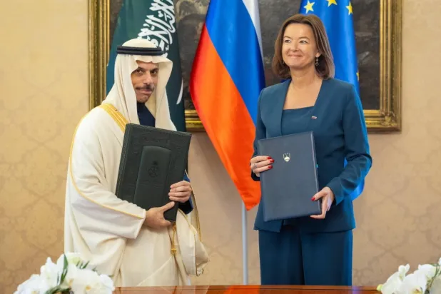 الأمير فيصل بن فرحان والوزيرة تانيا فاجون عقب توقيعهما مذكرة التفاهم في ليوبليانا الجمعة (الخارجية السعودية)