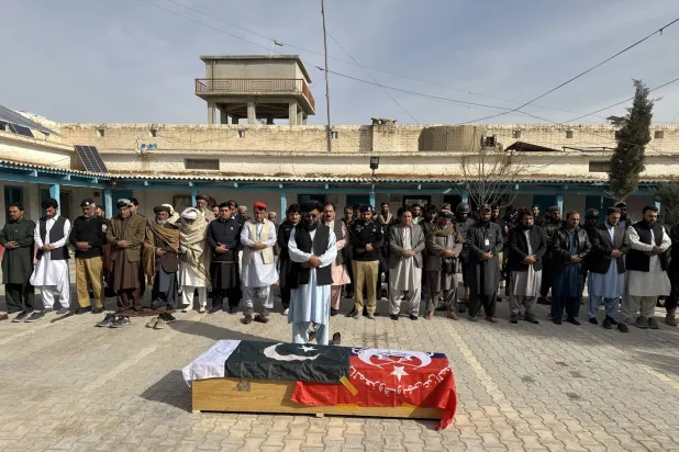 31 قتيلاً وأكثر من 130 جريحاً بتفجير انتحاري استهدف مسجداً شيعياً في باكستان