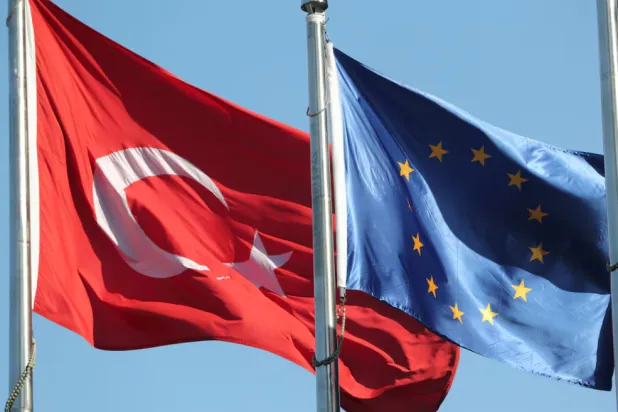 European Union (R) and Turkish flags fly at the business and financial district of Levent in Istanbul, Türkiye September 4, 2017. REUTERS/Osman Orsal 