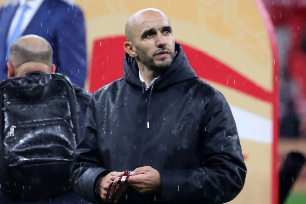 وليد الركراكي باق في تدريب المغرب (رويترز)