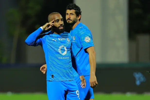 لاكازيت يحتفل بهدفه في شباك الرياض (تصوير: محمد المانع)