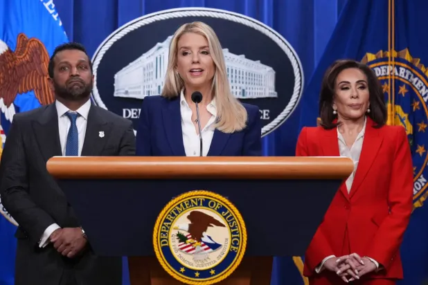 ABD Adalet Bakanı Pam Bondi, FBI Direktörü Kash Patel ve Columbia Bölgesi ABD Başsavcısı Jeanine Pirro ile birlikte (AP)