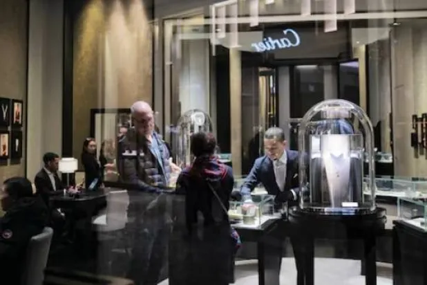 متسوّقون يشاهدون المجوهرات في متجر بمدينة نيويورك (رويترز)