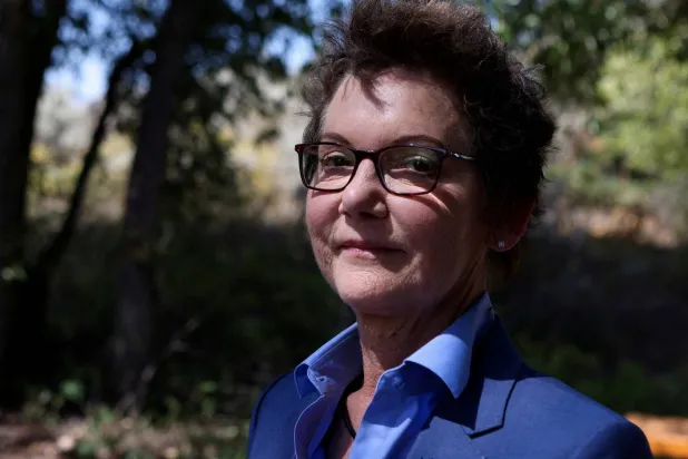 رئيسة «الاحتياطي الفيدرالي» في سان فرانسيسكو ماري دالي بمنتدى «جاكسون هول» الاقتصادي 2025 (رويترز)